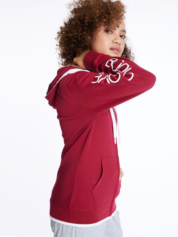 Women's SC Essential Hoodies เสื้อฮู้ด ผู้หญิง สีแดงเข้ม-25