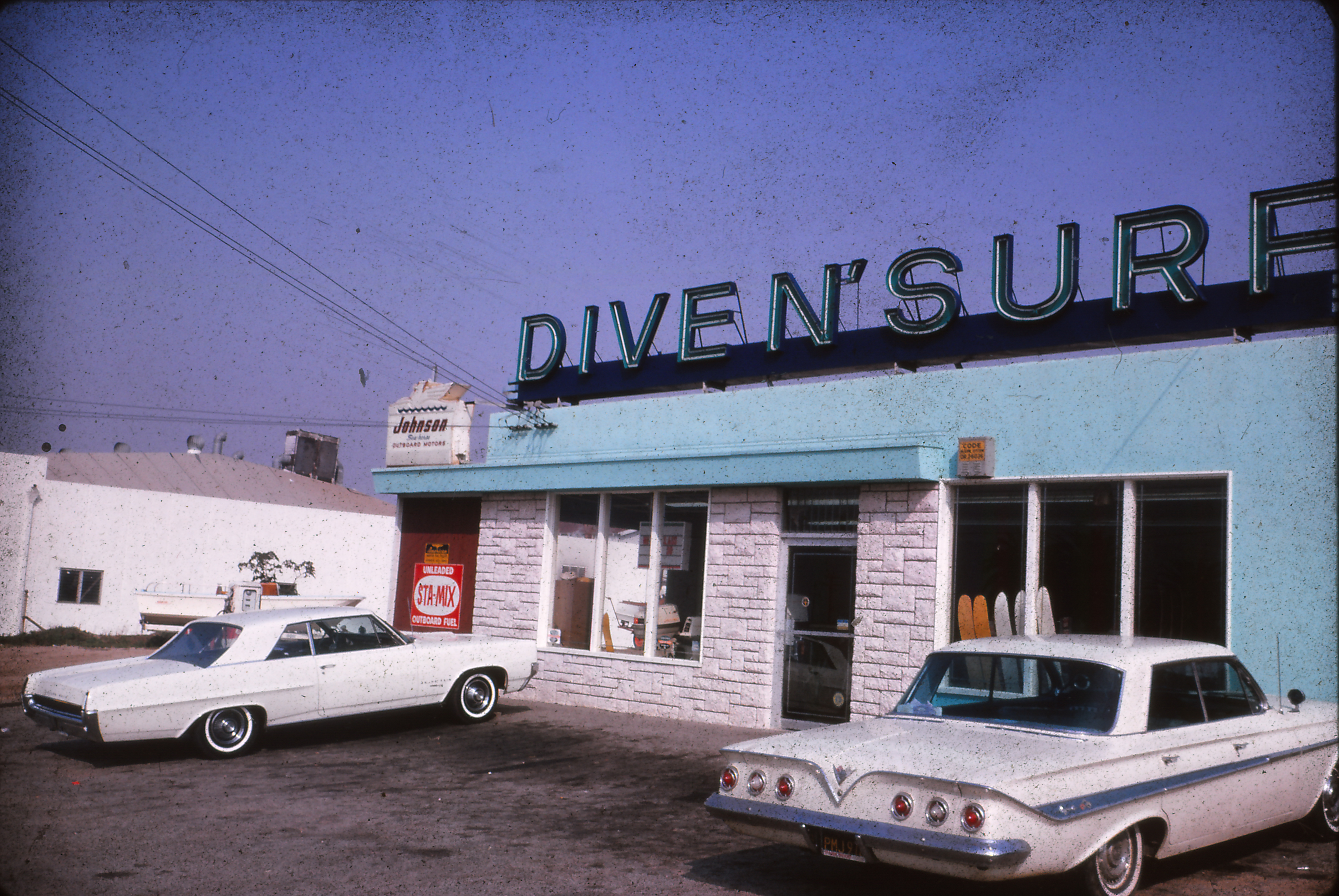 ร้าน DIVE N' SURF, 223 Hermosa Ave., Redondo Beach (1953)